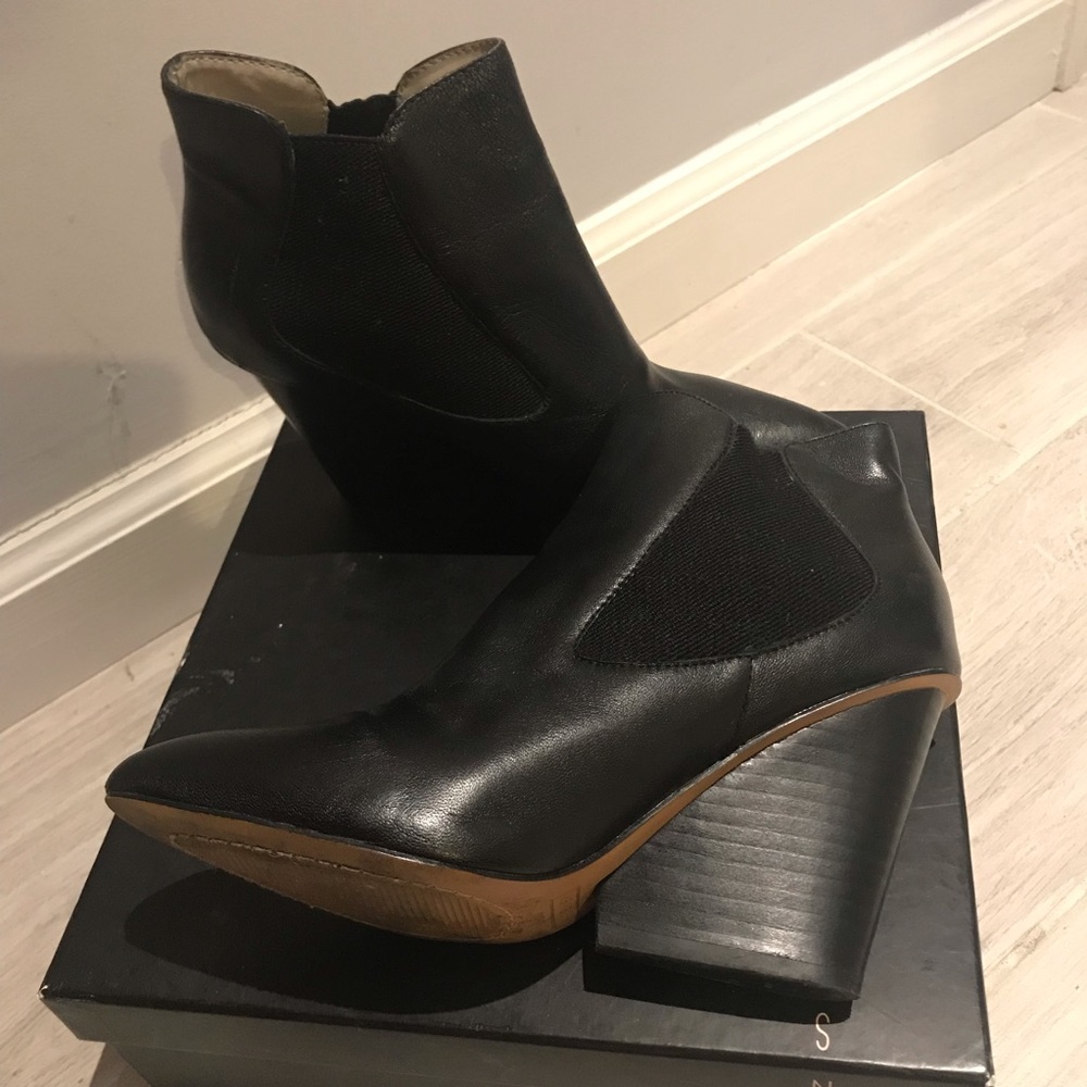 Black leather Steven booties